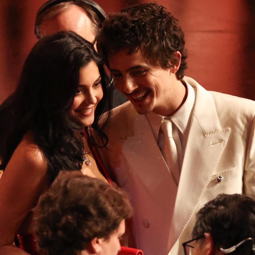 Nổ drama tại Oscar 2026: Kylie Jenner đụng mặt chị gái Timothée Chalamet, có thái độ khinh khỉnh coi thường gây 