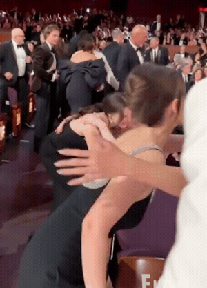 Nổ drama tại Oscar 2026: Kylie Jenner đụng mặt chị gái Timothée Chalamet, có thái độ khinh khỉnh coi thường gây 