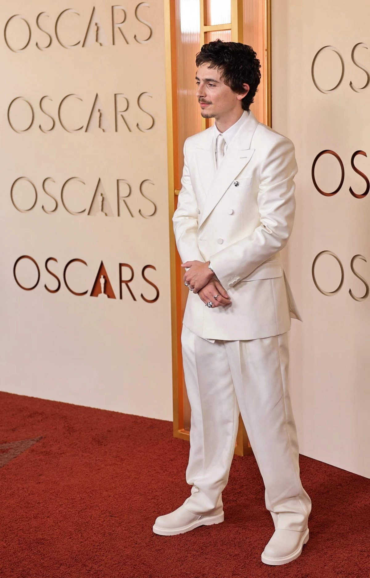 16-1773645215-timothee-chalamet-gay-soc-khi-trang-tay-tai-oscar-2026-du-duoc-du-doan-thang-lon