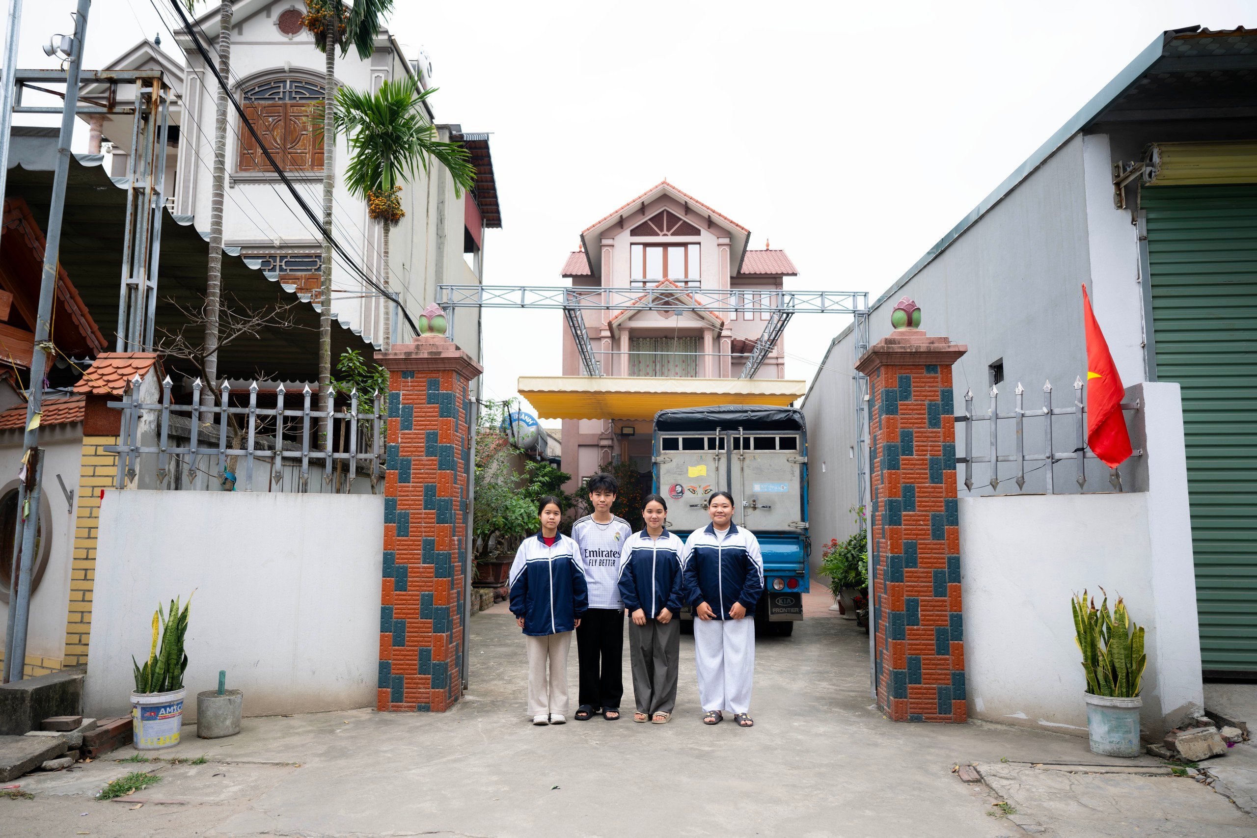 16-1773647764-phia-sau-co-gai-22-tuoi-do-thac-si-harvard-can-nha-gian-di-chiec-xe-tai-muu-sinh-va-nghi-luc-vuot-qua-hai-lan-bien-co