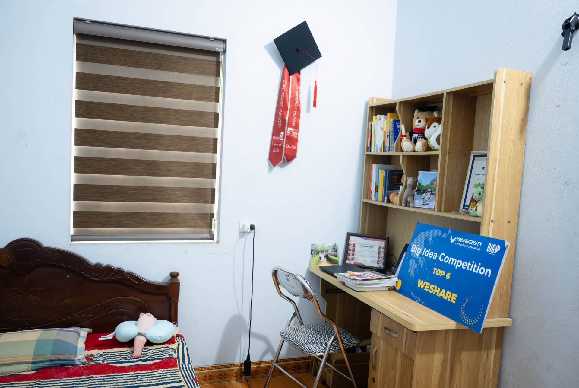 16-1773647764-phia-sau-co-gai-22-tuoi-do-thac-si-harvard-can-nha-gian-di-chiec-xe-tai-muu-sinh-va-nghi-luc-vuot-qua-hai-lan-bien-co