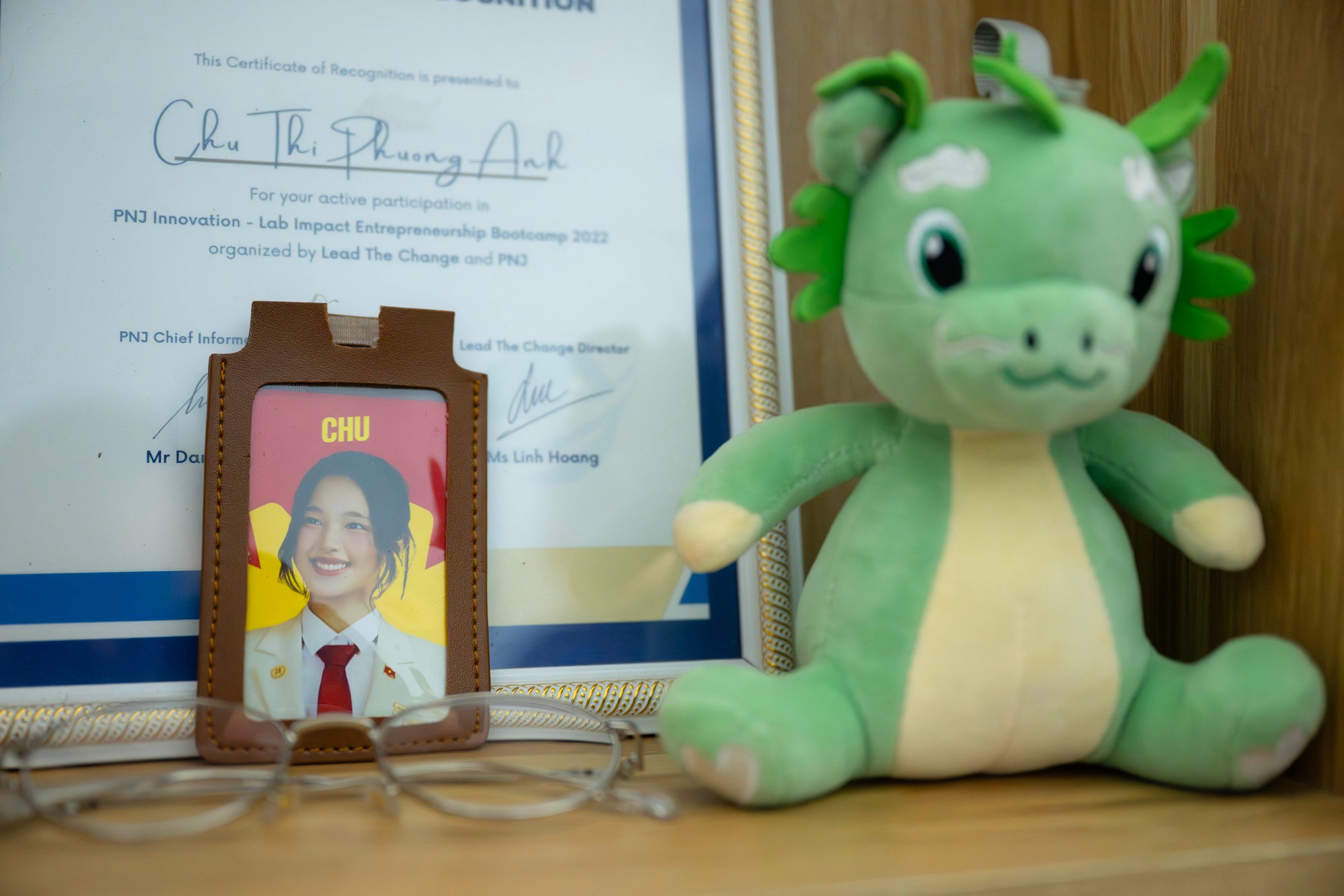 16-1773647764-phia-sau-co-gai-22-tuoi-do-thac-si-harvard-can-nha-gian-di-chiec-xe-tai-muu-sinh-va-nghi-luc-vuot-qua-hai-lan-bien-co