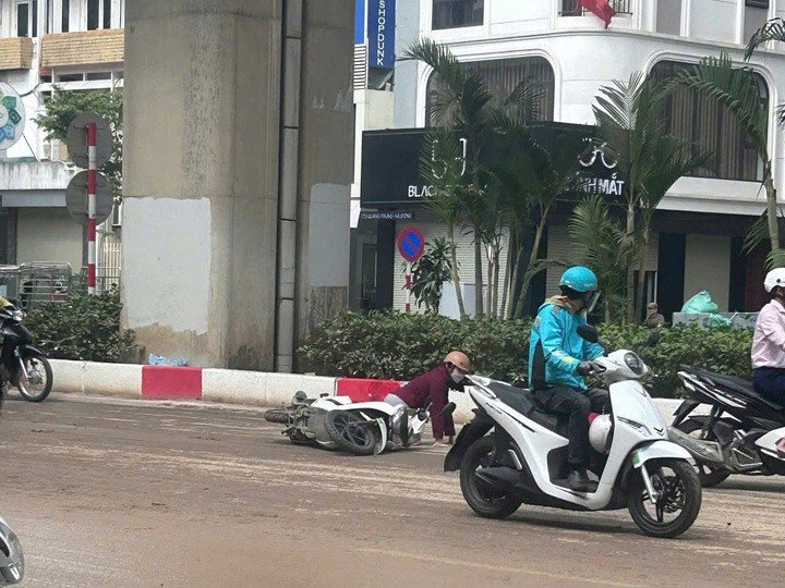 16-1773667020-3-tai-xe-o-to-bi-phat-vi-lam-roi-vai-bun-dat-khien-nguoi-di-xe-may-nga-ra-duong