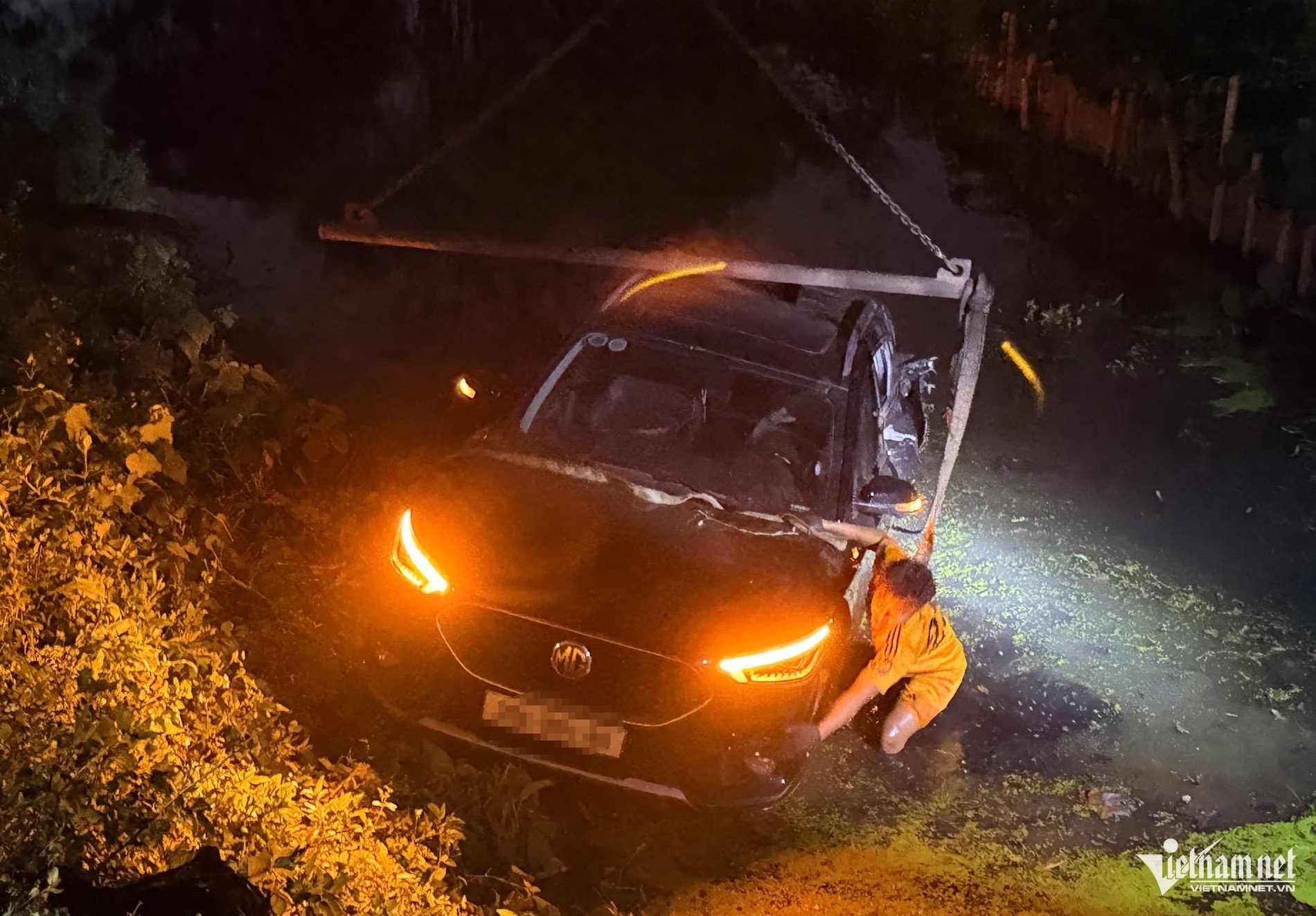 17-1773703027-bang-qua-duong-ngang-thieu-rao-chan-o-to-bi-tau-hoa-hat-vang-xuong-muong