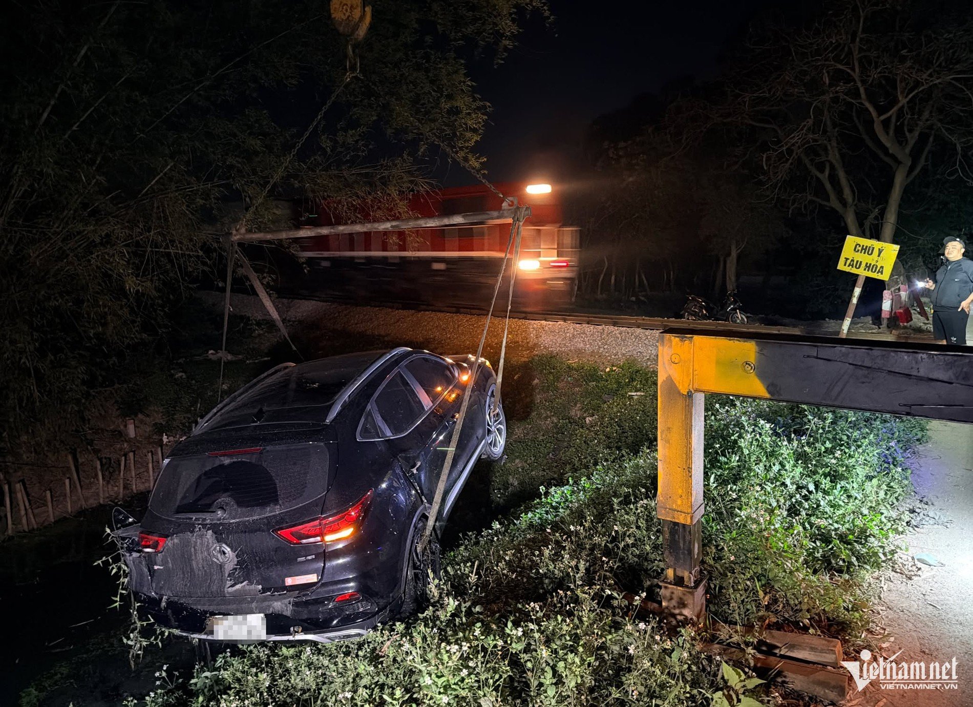 17-1773703028-bang-qua-duong-ngang-thieu-rao-chan-o-to-bi-tau-hoa-hat-vang-xuong-muong