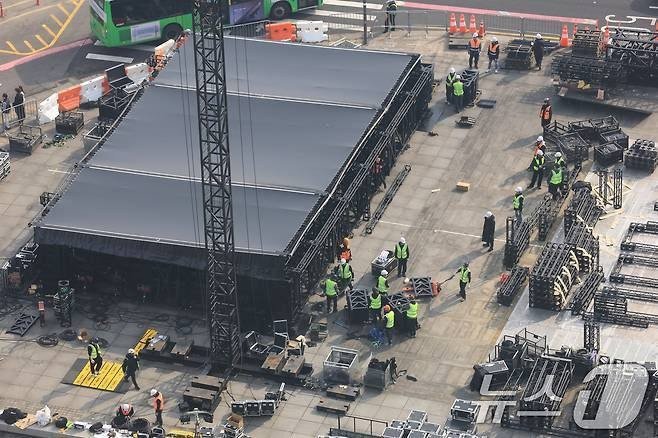 17-1773715459-fan-han-quoc-tranh-cai-viec-huy-dong-6500-canh-sat-chi-de-bao-ve-concert-cua-bts