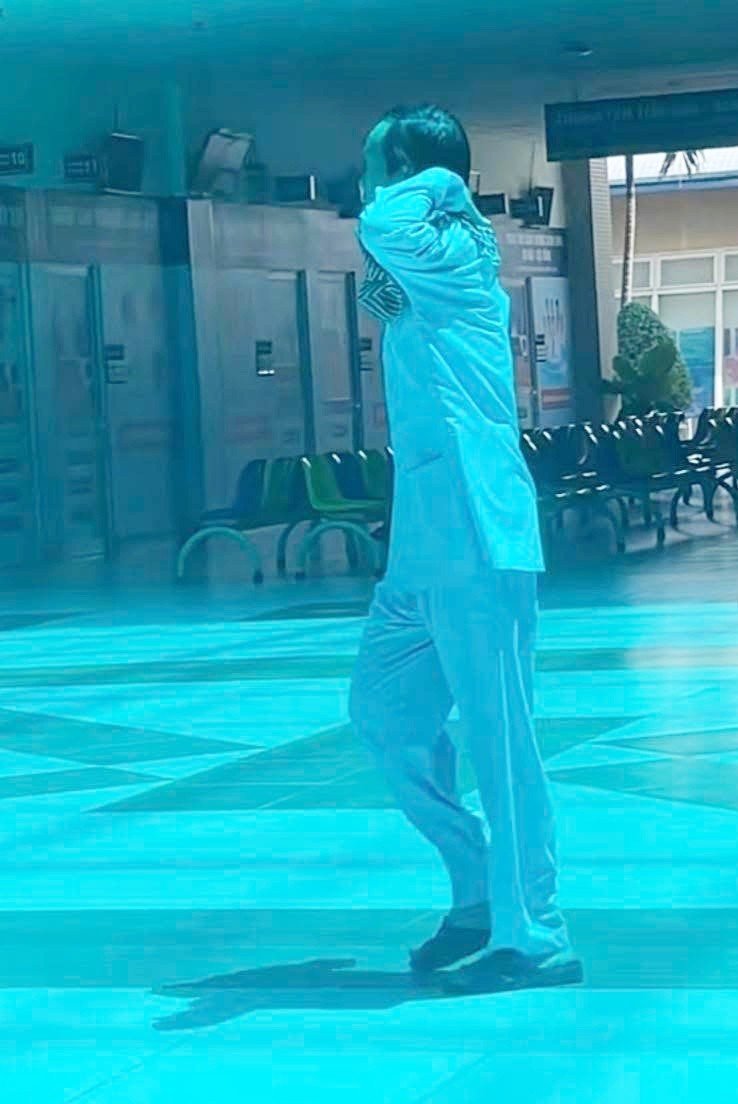 Xôn xao hình ảnh nghệ sĩ Hoài Linh một mình xuất hiện ở bệnh viện- Ảnh 1.