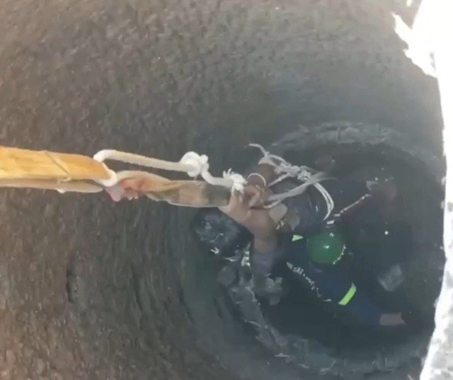 be-trai-roi-xuong-gieng-2