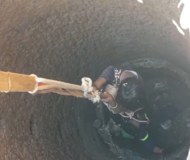 be-trai-roi-xuong-gieng-4