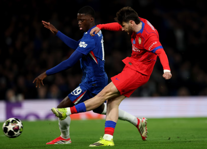 Khvicha Kvaratskhelia (áo đỏ) dứt điểm chân trái mở tỷ số trong trận PSG thắng Chelsea 3-0 ở lượt về vòng 1/8 Champions League trên sân Stamford Bridge, London, Anh ngày 17/3/2026. Ảnh: UEFA