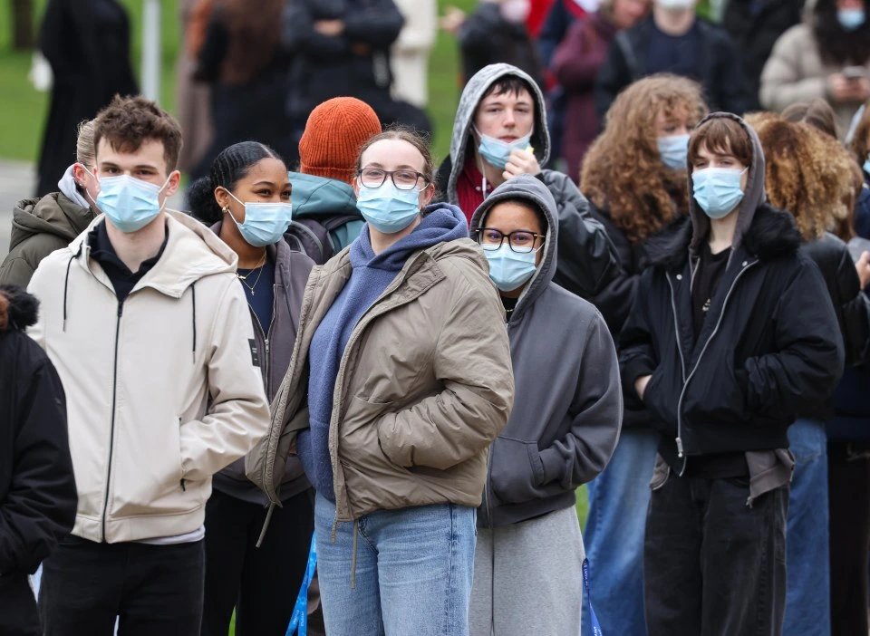 18-1773807228-nuoc-anh-bao-dong-do-su-kien-sieu-lay-nhiem-viem-mang-nao-nghiem-trong-nhat-nhieu-thap-ky