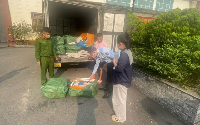 19-1773891708-hung-yen-chan-dung-xe-tai-thu-giu-hon-13-tan-nam-lon-boc-mui-khong-ro-nguon-goc