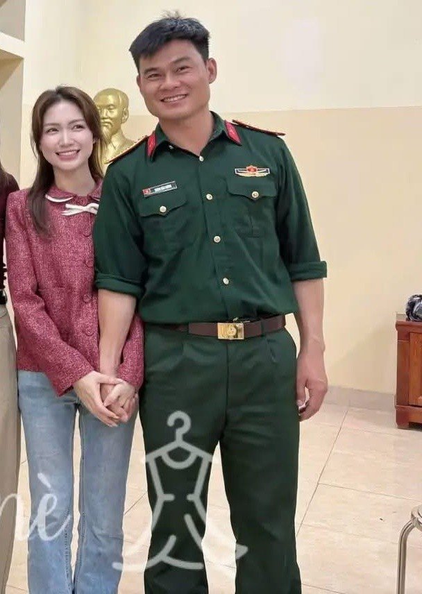 19-1773903217-hoa-minzy-duoc-dai-uy-thang-van-cuong-dua-ra-mat-ban-be-loat-khoanh-khac-tinh-tu-gay-sot-mang-xa-hoi