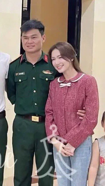 19-1773903217-hoa-minzy-duoc-dai-uy-thang-van-cuong-dua-ra-mat-ban-be-loat-khoanh-khac-tinh-tu-gay-sot-mang-xa-hoi