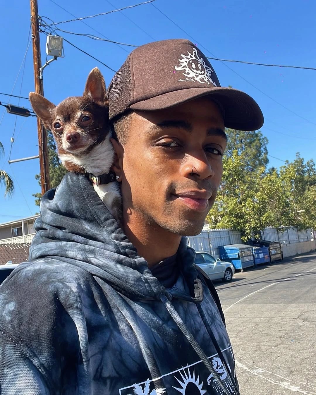 20-1773967842-cu-soc-showbiz-nam-tai-tu-noi-tieng-bi-bat-khan-cap-vi-dot-nhap-trom-cap-nha-dan