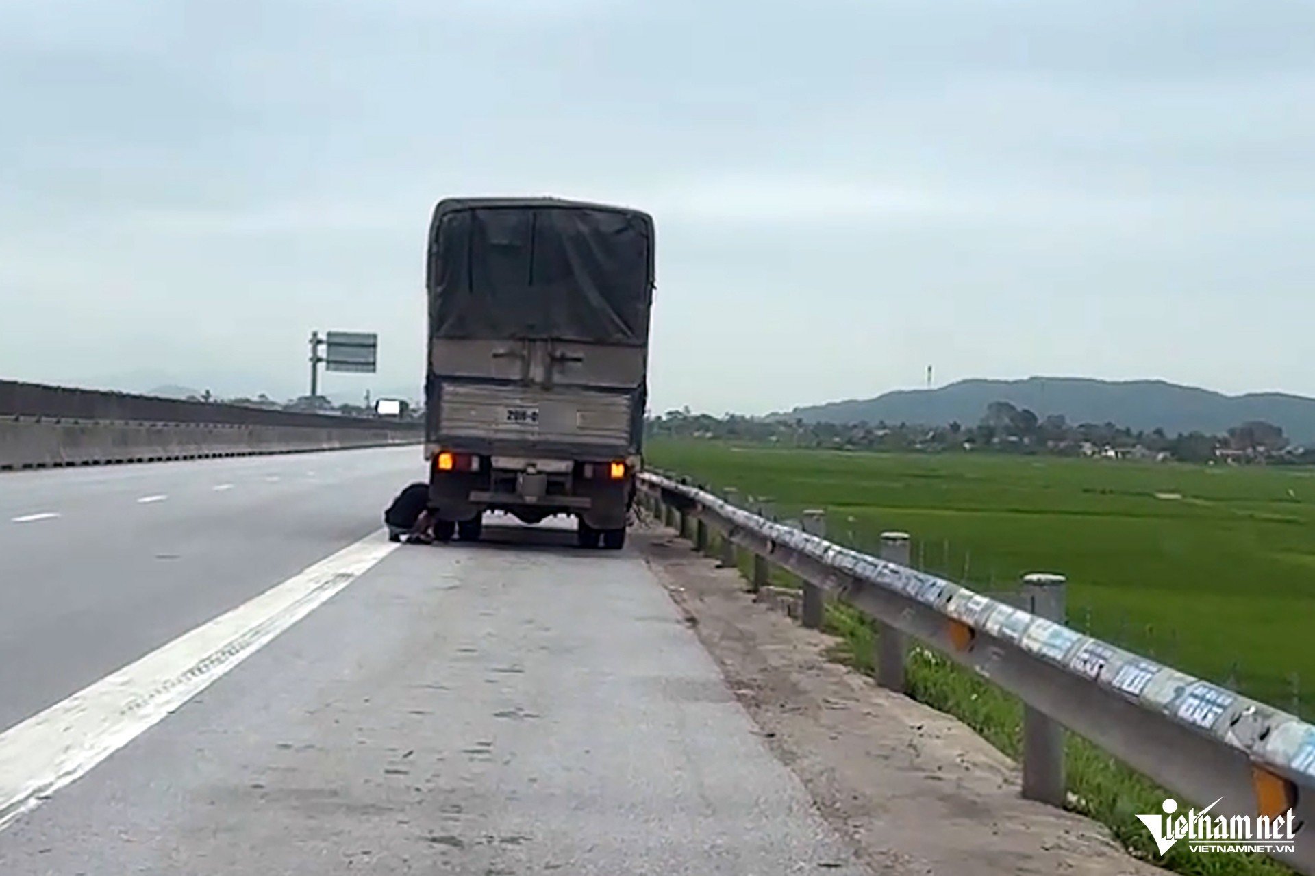 20-1773971001-csgt-hoa-trang-tuan-tra-cao-toc-hang-tram-tai-xe-vi-pham-bi-ghi-hinh-xu-ly