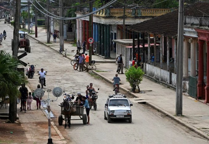 20-1773980930-gemini-da-noi-phu-thuy-co-khi-cuba-va-chiec-o-to-chay-bang-than-cui-giua-con-khat-nhien-lieu