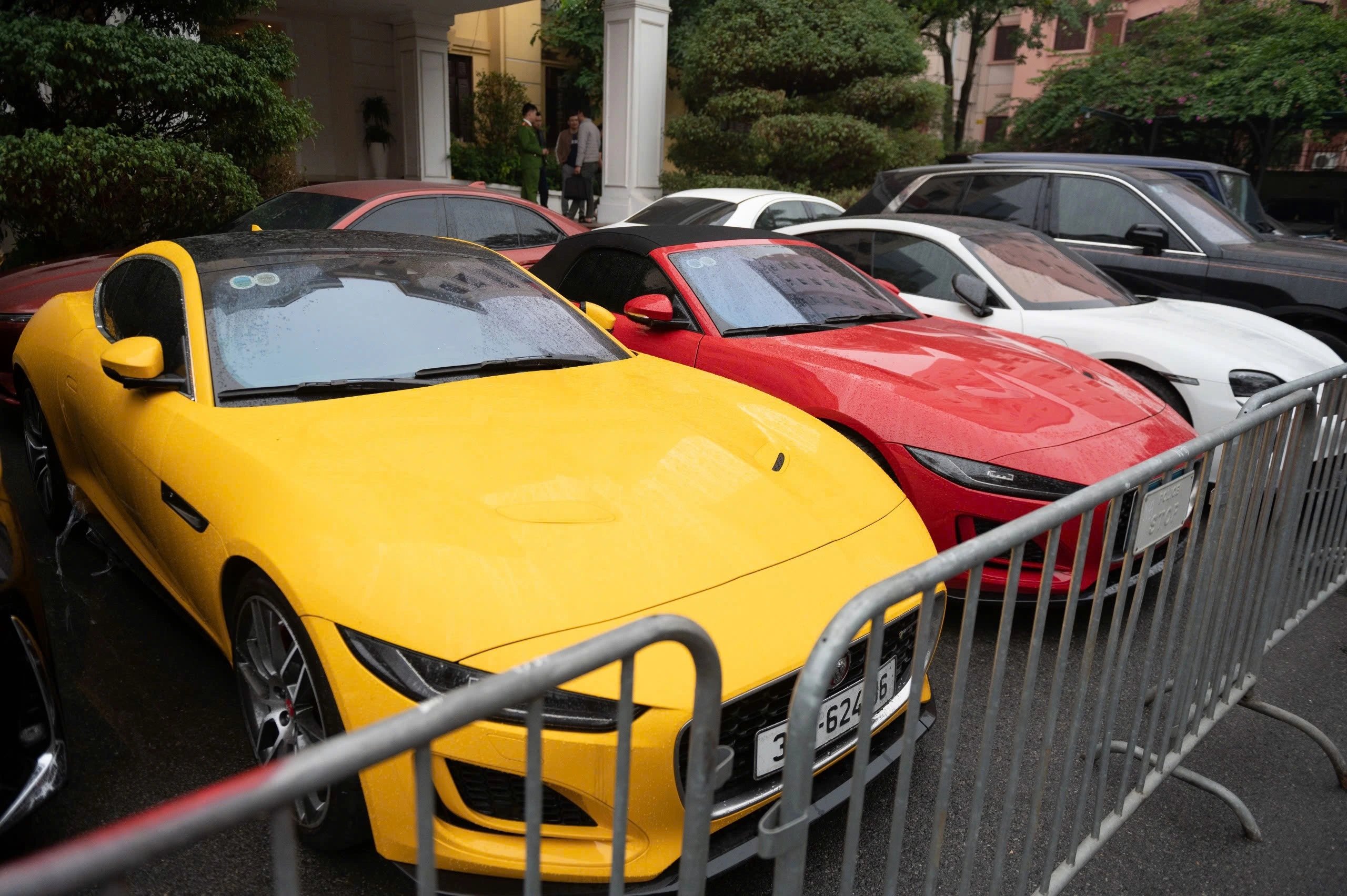 Cận cảnh dàn siêu xe đắt tiền thu của Mr.Pips và đồng phạm