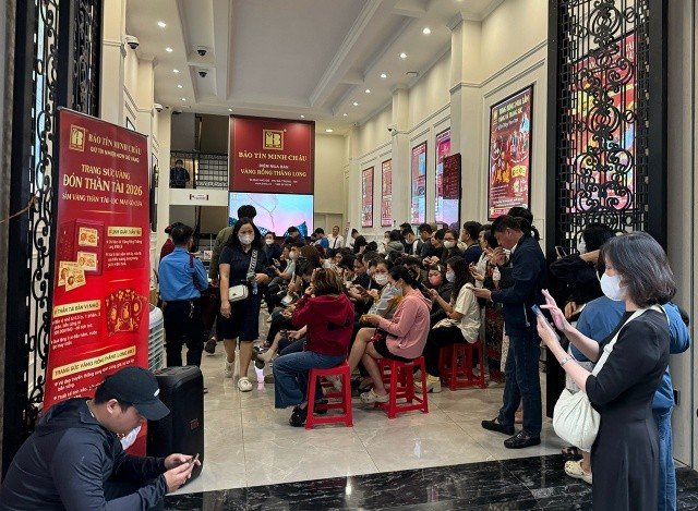 20-1773990386-gia-vang-hom-nay-giam-sau-nguoi-dan-ha-noi-xep-hang-mua-vang-dien-bien-tu-gia-vang-the-gioi-gay-chu-y-thi-truong