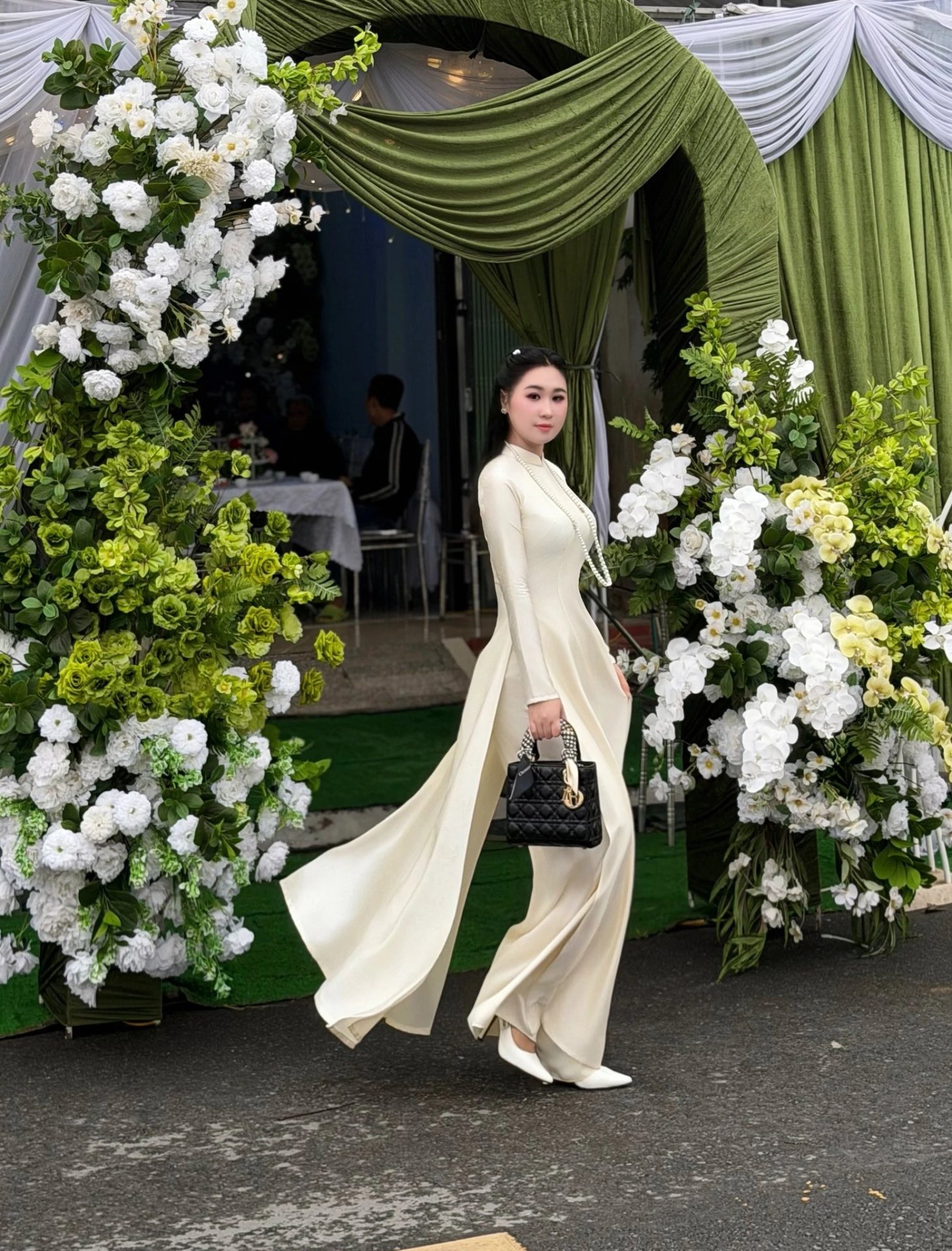 20-1774007328-chi-chong-thi-phi-nhat-threads-len-tieng-thuc-hu-chuyen-giat-spotlight-va-voc-dang-chinh-sua-qua-da-trong-dam-hoi-em-trai