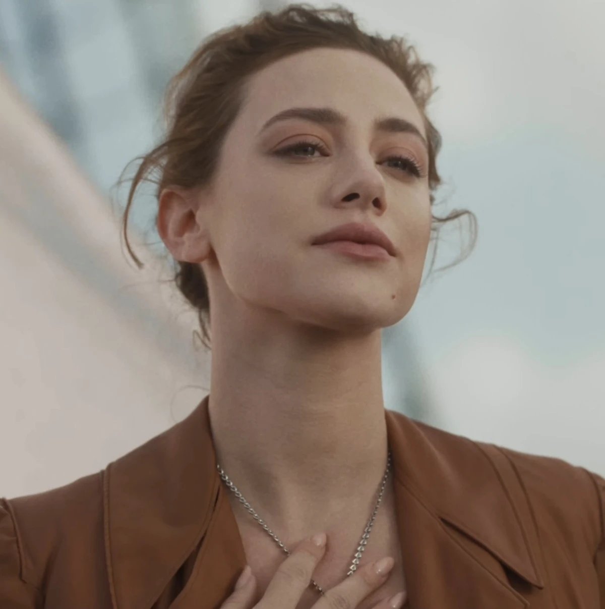 21-1774058972-nang-tho-hollywood-gay-sot-khi-sanh-doi-cung-bts-trong-mv-moi