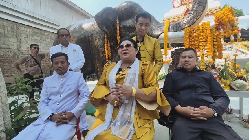 21-1774064652-hai-nghe-si-thai-lan-gay-nao-loan-ngoi-chua-vi-phat-tien-sau-khi-trung-so-doc-dac