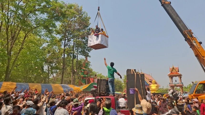 21-1774064652-hai-nghe-si-thai-lan-gay-nao-loan-ngoi-chua-vi-phat-tien-sau-khi-trung-so-doc-dac