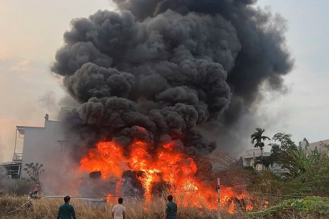 21-1774096072-tphcm-chay-lon-tai-bai-ni-lon-cong-ty-bo-hoang-cot-khoi-den-de-doa-khu-dan-cu