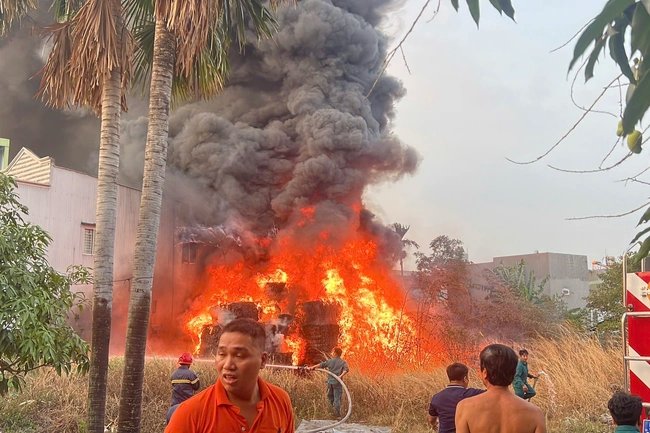 21-1774096072-tphcm-chay-lon-tai-bai-ni-lon-cong-ty-bo-hoang-cot-khoi-den-de-doa-khu-dan-cu