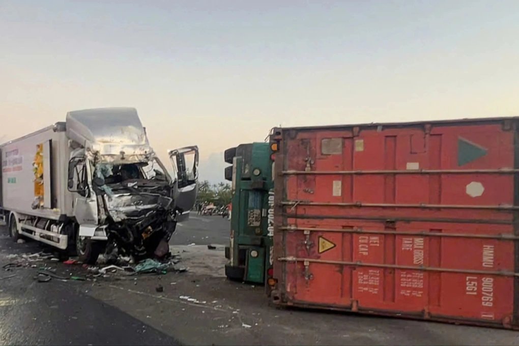 22-1774135368-tai-nan-kinh-hoang-tren-quoc-lo-1a-tai-xe-tu-vong-sau-cu-va-cham-nat-vun-cabin-voi-xe-container