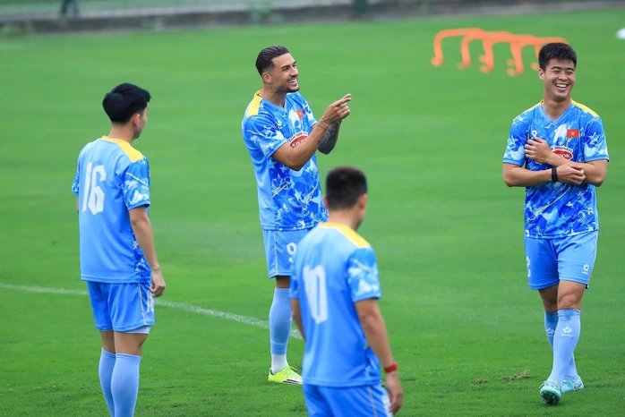 22-1774144514-hoang-hen-chia-se-loi-nhan-cua-hlv-kim-sang-sik-ngay-dau-len-tuyen-viet-nam