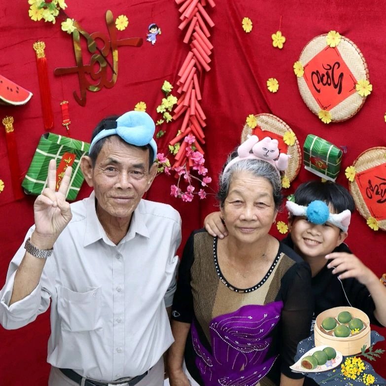 22-1774153015-cau-nam-sinh-thieu-hormone-tang-truong-va-thuoc-phim-gui-tuong-lai-dam-nuoc-mat-cung-ba-noi