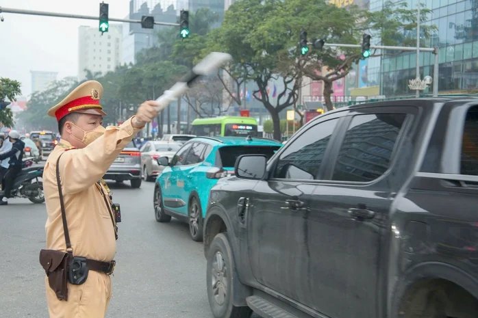 22-1774152589-siet-chat-gio-vao-noi-do-hau-het-xe-ban-tai-tai-ha-noi-chi-duoc-luu-thong-tu-21h-den-6h-sang