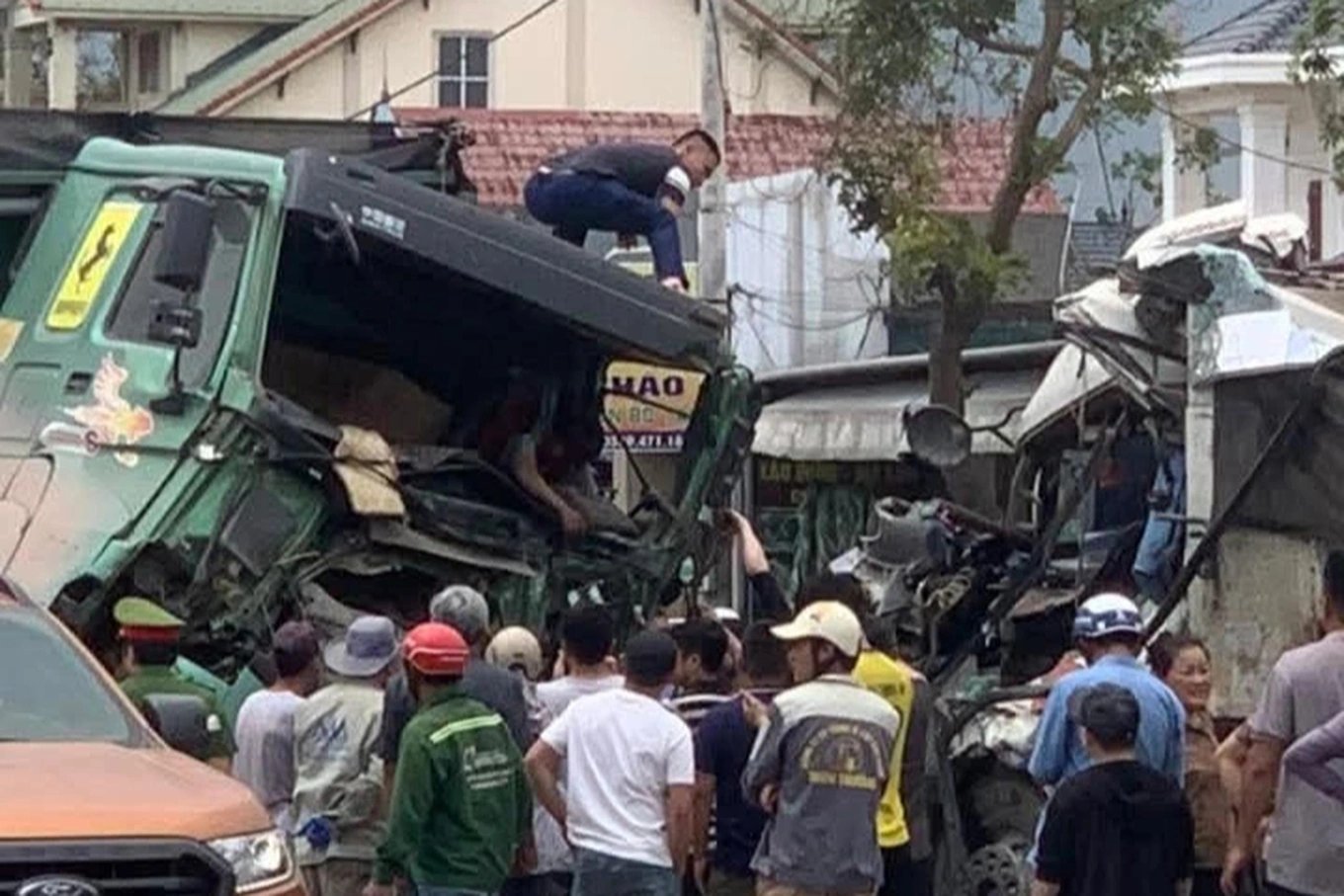 22-1774165309-tai-nan-lien-hoan-tren-quoc-lo-1a-mot-nguoi-tu-vong-tai-cho-giao-thong-un-tac-nghiem-trong