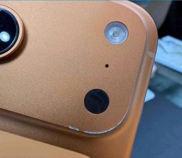 iphone-17-pro-max-bi-tray-vien