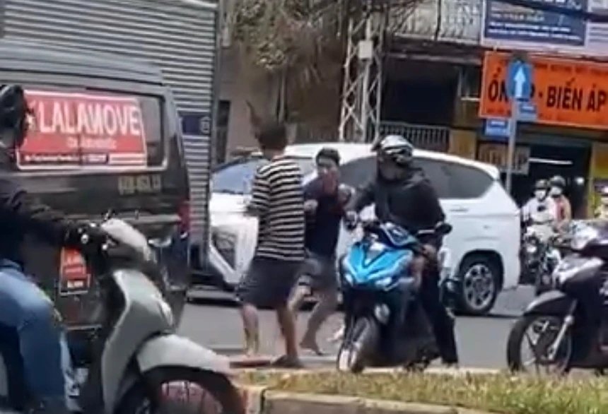 22-1774174931-tphcm-hai-tai-xe-au-da-do-mau-dau-ngay-giua-duong-sau-va-cham-giao-thong