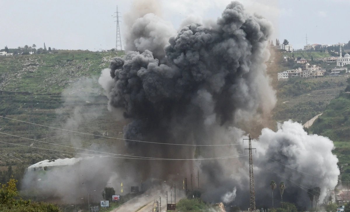 23-1774226120-trung-dong-ben-bo-vuc-sup-do-iran-de-doa-nhan-chim-vung-vinh-trong-bong-toi