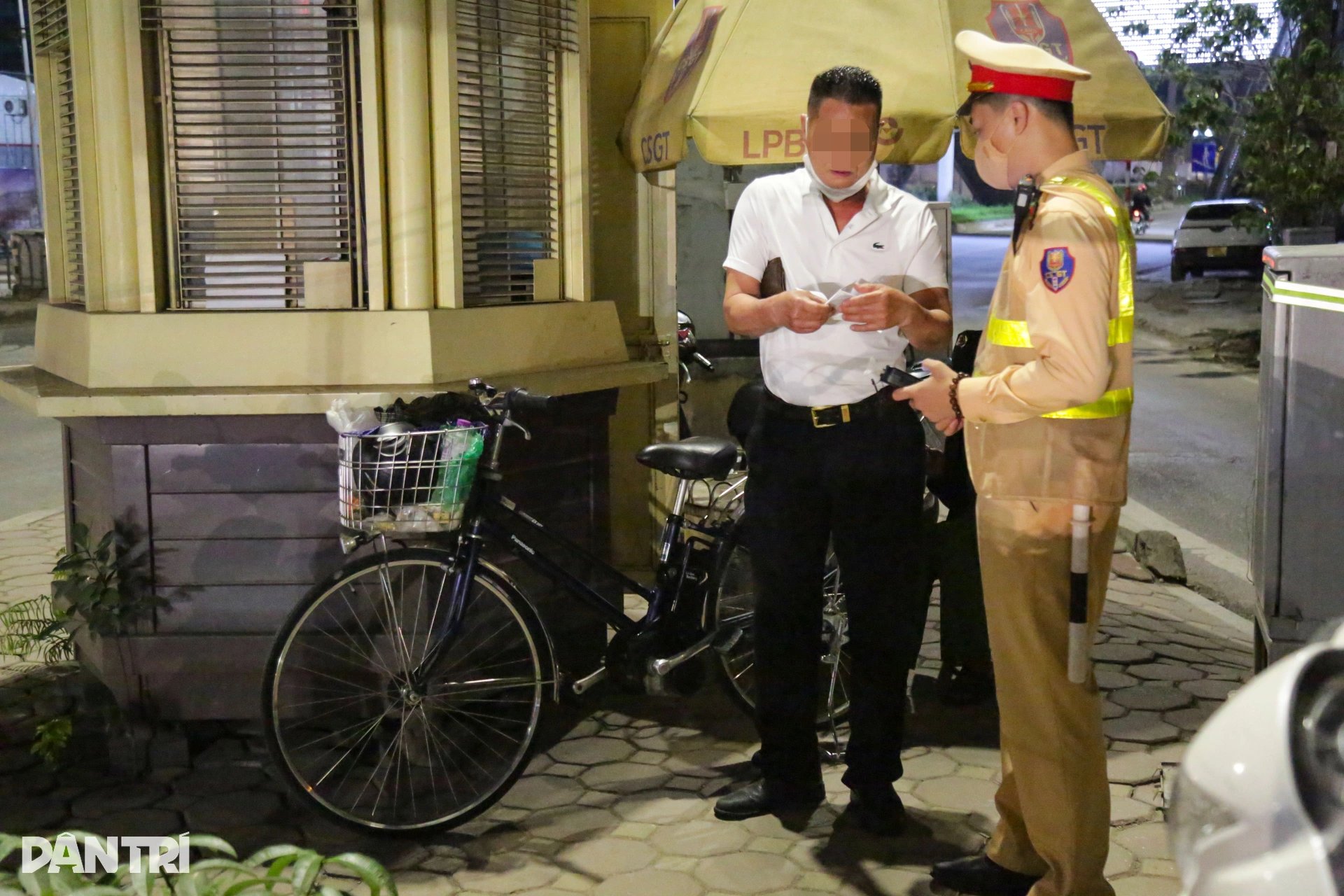 23-1774233234-nguoi-di-xe-dap-vi-pham-nong-do-con-kich-khung-bo-di-vi-khong-biet-chu