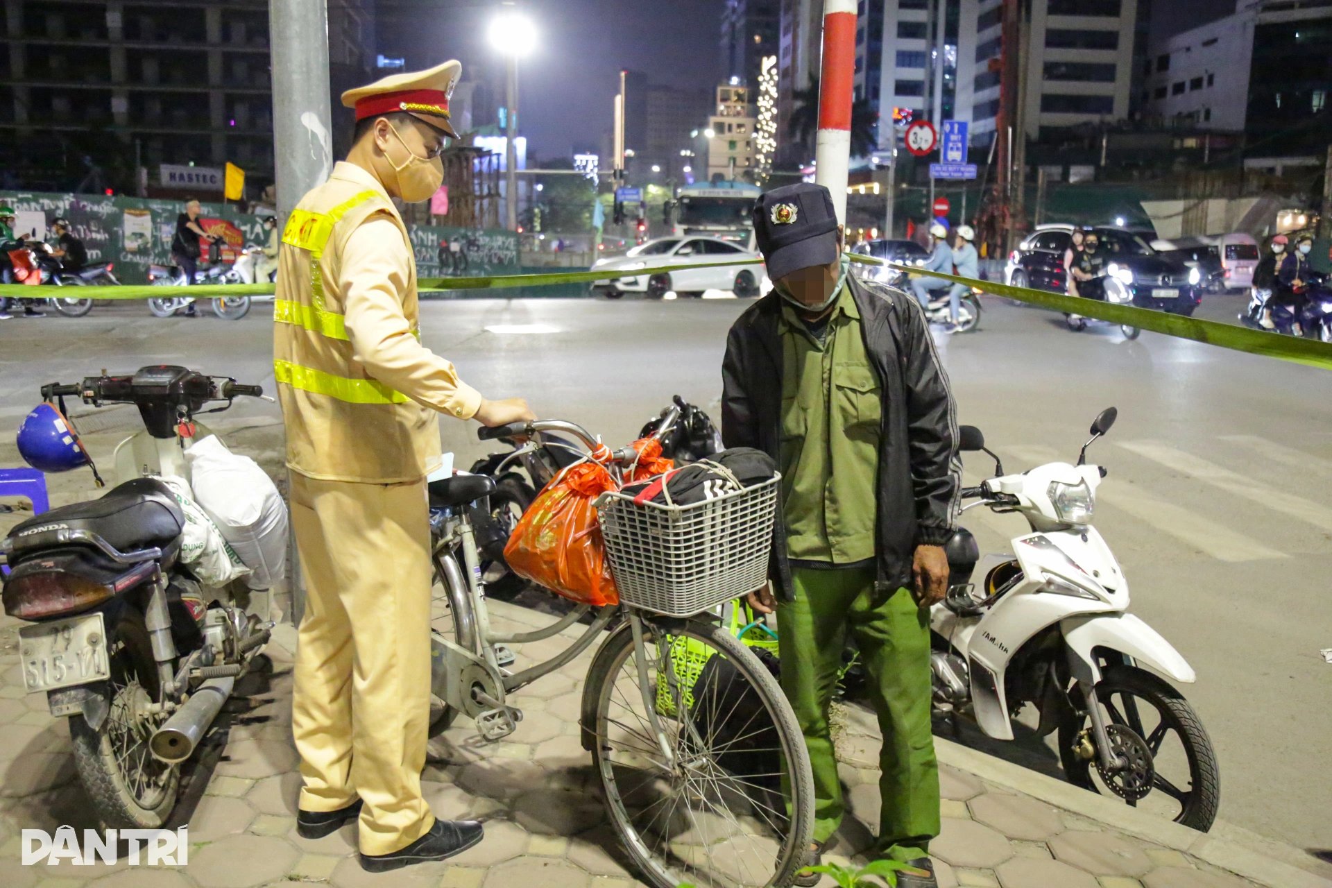 23-1774233234-nguoi-di-xe-dap-vi-pham-nong-do-con-kich-khung-bo-di-vi-khong-biet-chu