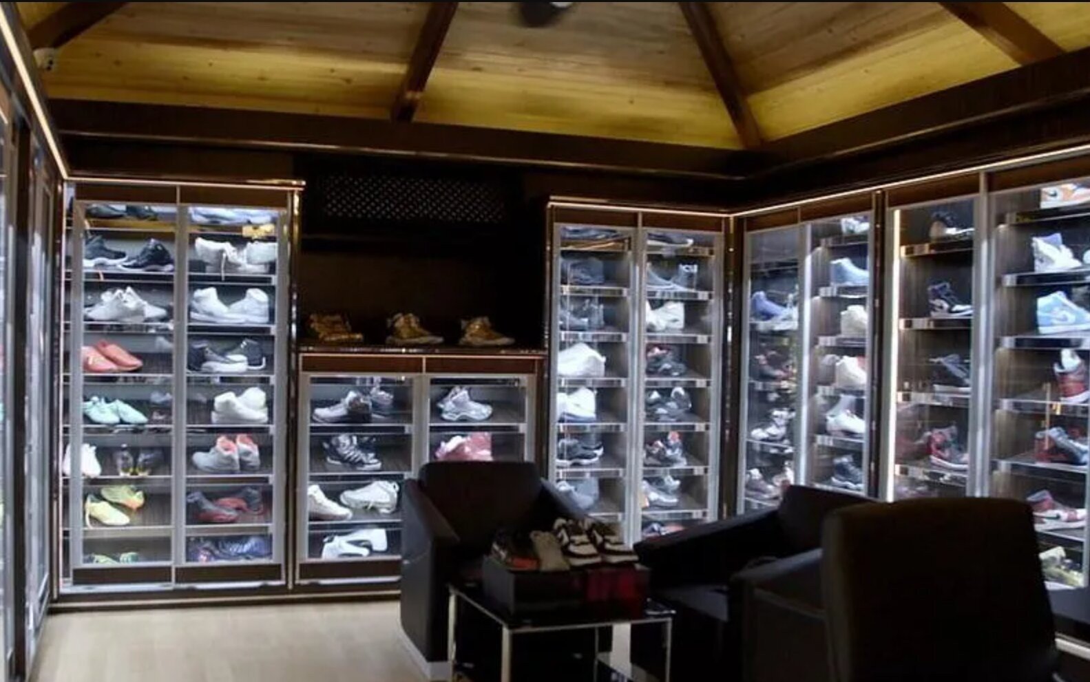 23-1774236258-buoc-ngoat-truong-thanh-cua-rich-kid-so-1-dubai-tu-thieu-gia-khoe-sieu-xe-den-nguoi-dan-ong-cua-gia-dinh