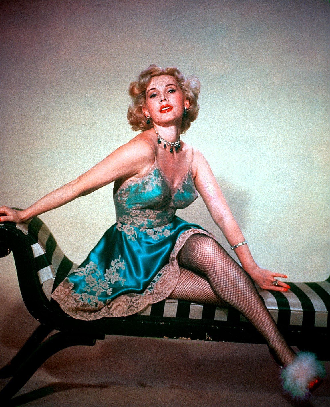 23-1774238975-hoa-hau-9-doi-chong-va-triet-ly-ly-hon-moi-khi-roi-bo-mot-nguoi-dan-ong-toi-deu-giu-lai-can-nha-cua-anh-ta