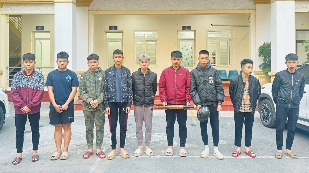 hai nhom thanh nien hon chien trong dem, 4 nguoi bi thuong hinh anh 1