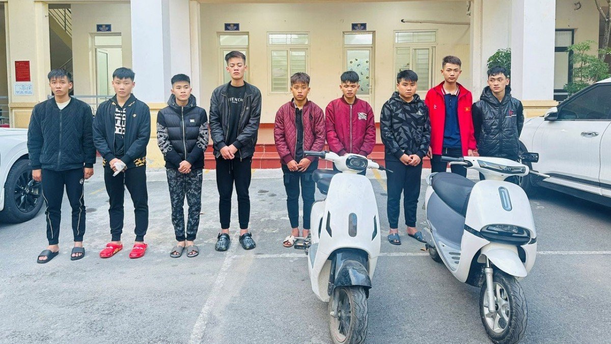 hai nhom thanh nien hon chien trong dem, 4 nguoi bi thuong hinh anh 2