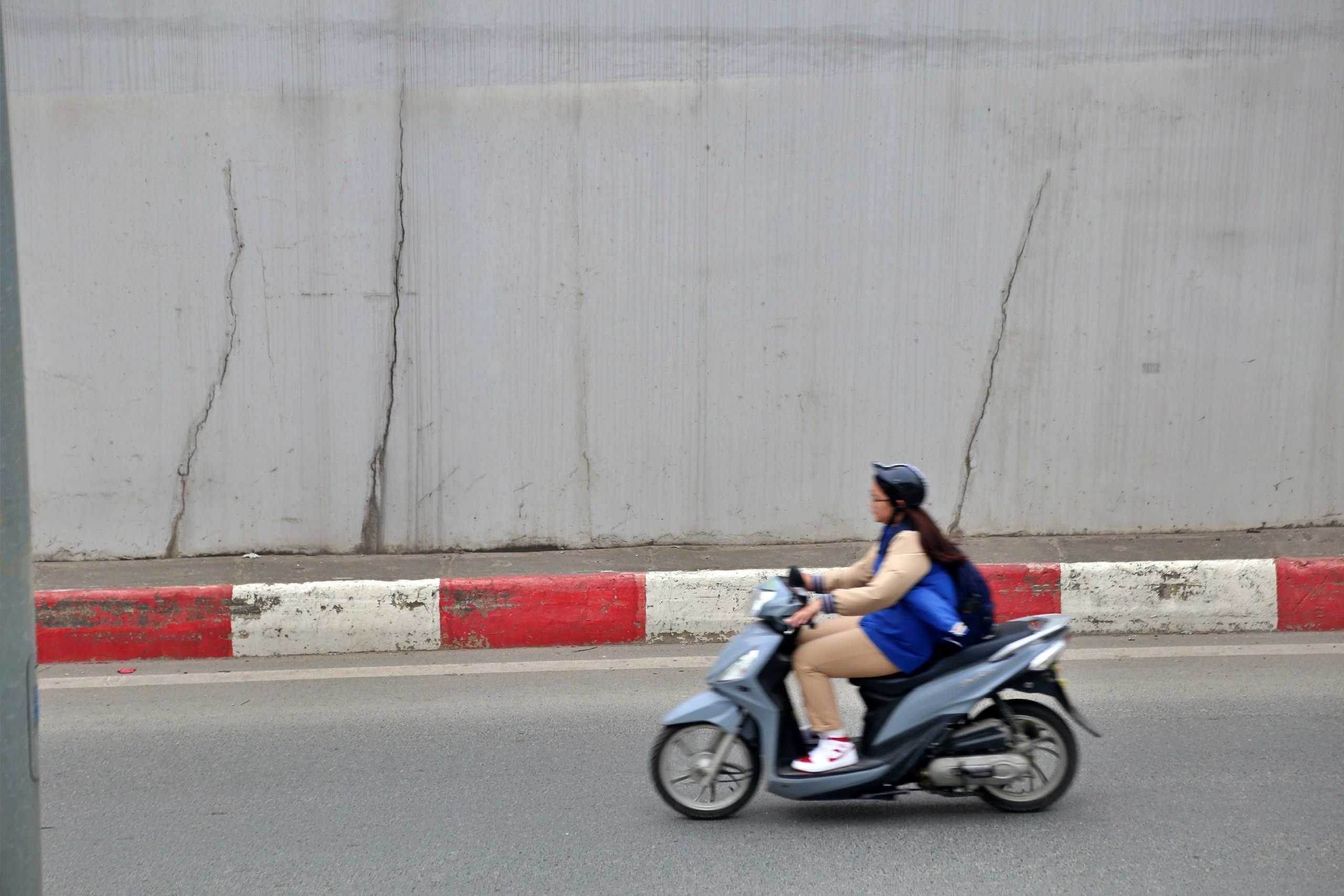 23-1774239718-xuat-hien-nhieu-vet-nut-tai-ham-chui-700-ty-o-ha-noi-co-quan-chuc-nang-len-tieng