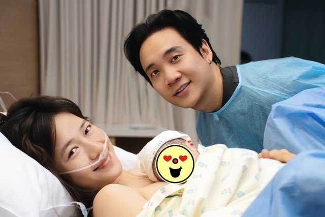 Dù ngoài kia có bão tố gì, thì đây là gia đình JustaTee - Trâm Anh bên cạnh bé thứ 3 vừa sinh!- Ảnh 1.