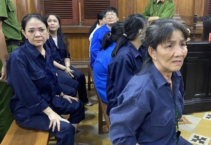 Bị cáo Thạch Phương Thu (ngồi đầu hàng dưới) cùng các bị cáo khác tại tòa. Ảnh: Bình Nguyên