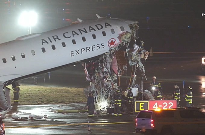 23-1774256539-tham-kich-tren-duong-bang-laguardia-may-bay-air-canada-va-cham-kinh-hoang-voi-xe-cuu-ho