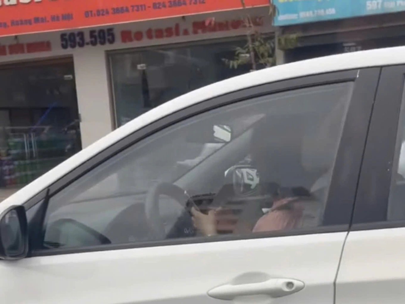 23-1774276524-nu-tai-xe-o-ha-noi-vua-lai-xe-vua-dung-dien-thoai-bang-ca-hai-tay