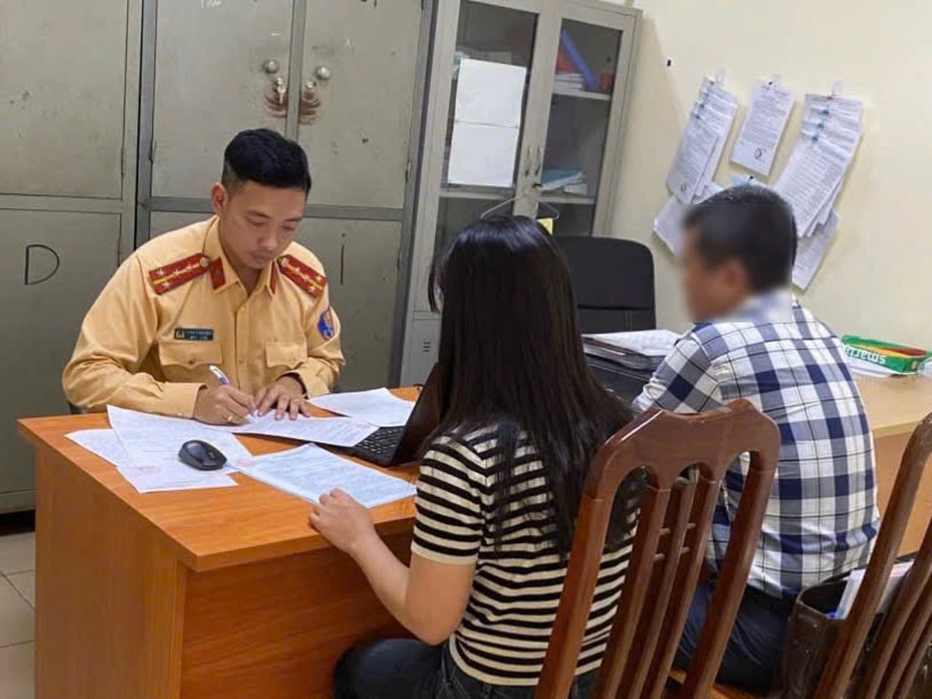 23-1774276524-nu-tai-xe-o-ha-noi-vua-lai-xe-vua-dung-dien-thoai-bang-ca-hai-tay