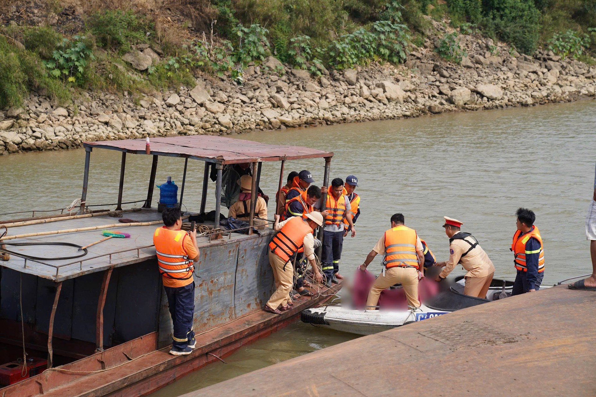 23-1774282293-chim-tau-cho-hang-tren-song-hong-2-nguoi-mat-tich